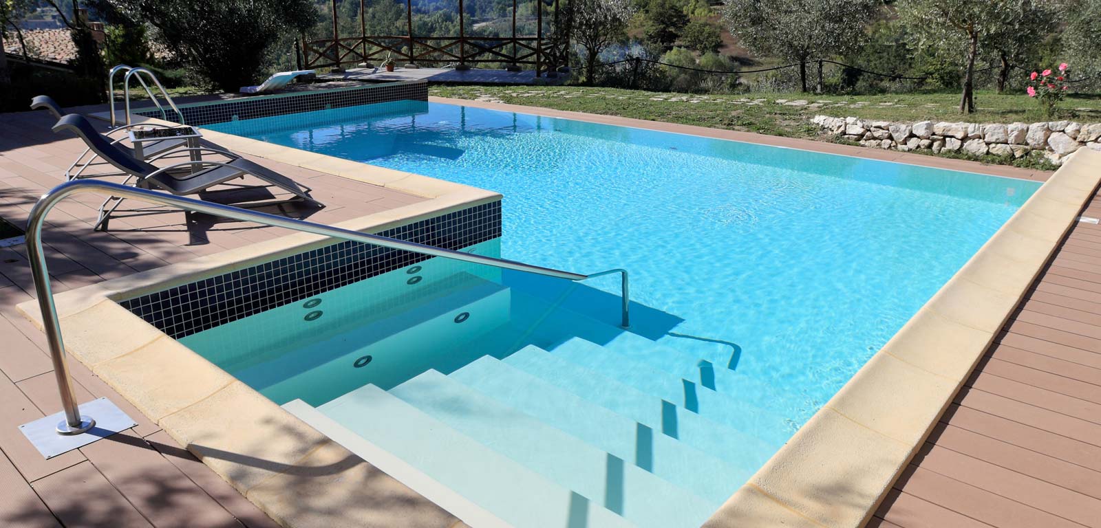 Scaletta modello 1000 a 5 gradini Luxe per piscina interrata a sfioro